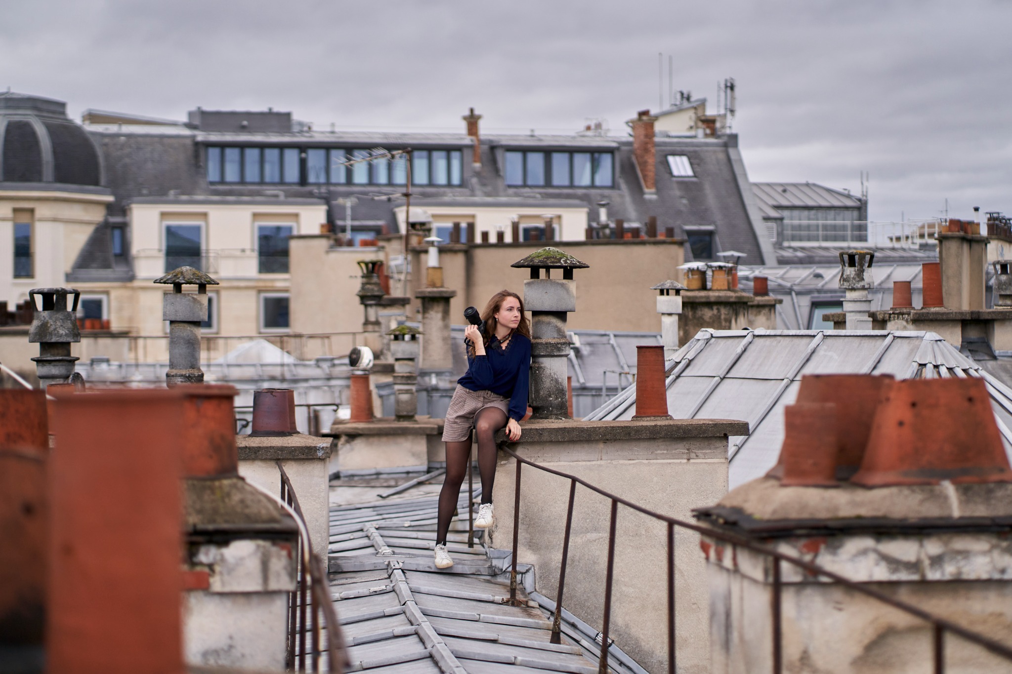 Damaris photographiant sur les toits de Paris